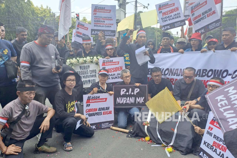 Sekelompok masyarakat atas nama Aliansi Penyelamat Konstitusi melakukan aksi demonstrasi jelang penetapan capres-cawapres di depan KPU, Jakarta Pusat, Senin (13/11/2023). 