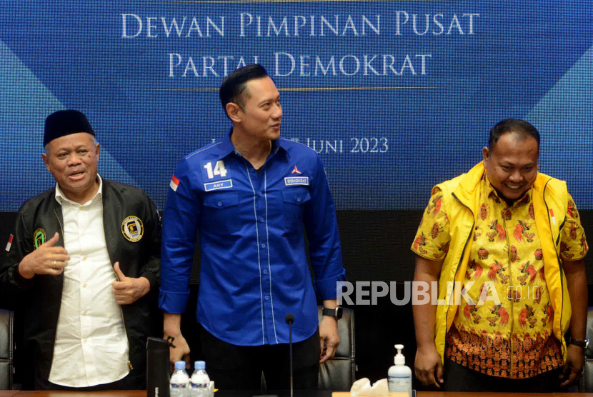 Ketua Umum Partai Demokrat Agus Harimurti Yudhoyono (AHY) bersama Ketua Umum Go Anies Sirajuddin Abdul Wahab (kanan) dan Ketua Umum Forum Ka