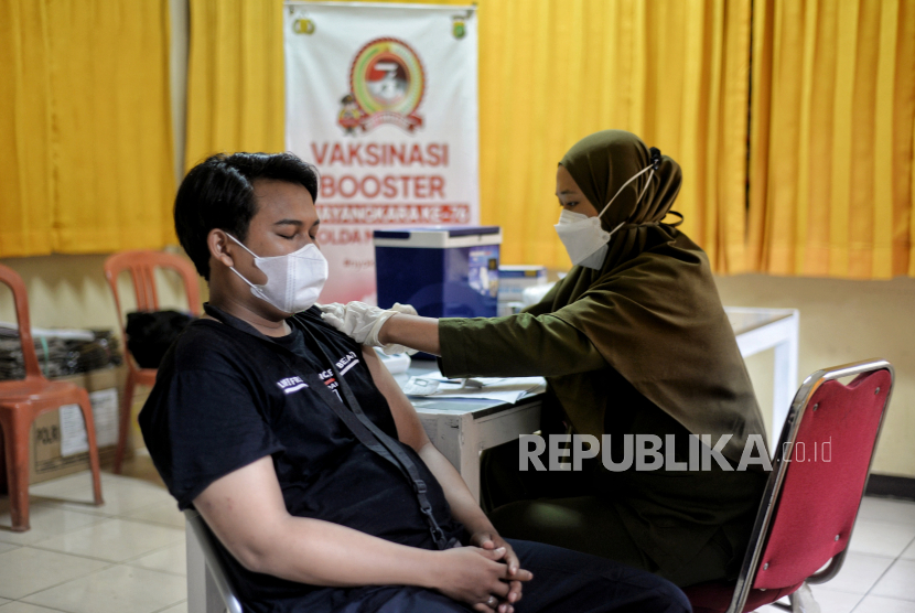 Tenaga kesehatan menyuntikan vaksin booster Covid-19 kepada warga di Polsek Jagakarsa, Jakarta, Jumat (17/6/2022). Menurut data dari Satuan Tugas Penanganan Covid-19, jumlah penerima vaksin dosis penguat atau bosster di Indonesia mencapai 48,2 juta jiwa atau 23,17 persen dari total masyarakat yang menjadi target penerima vaksin booster di Indonesia berjumlah sekitar 208 juta jiwa. Sejumlah pakar kesehatan mengatakan bahwa vaksin Covid-19 yang beredar di masyarakat saat ini masih efektif untuk menekan laju penyebaran varian baru BA4 dan BA5. Republika/Thoudy Badai