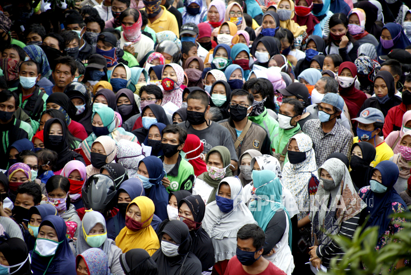 Sejumlah warga antre sembako di  gedung Baznas Kabupaten Bogor, Cibinong, Bogor, Jawa Barat, Senin (20/4/2020). Pembagian 500 paket sembako terdiri dari 5 Kg beras dan 10 mie instan itu untuk meringankan beban warga yang terdampak pandemi COVID-19