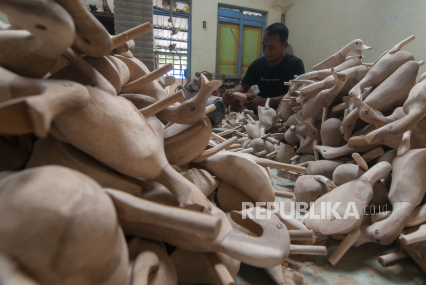 Pekerja membuat kerajinan miniatur bebek di Ceper, Klaten, Jawa Tengah, Rabu (21/6/2023). 