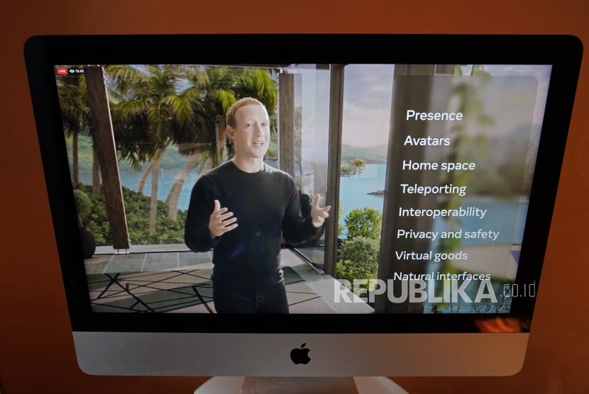 Terlihat di layar perangkat di Sausalito, California, CEO Facebook Mark Zuckerberg menyampaikan pidato utama selama acara virtual pada Kamis, 28 Oktober 2021. Zuckerberg berbicara tentang hasrat terbarunya -- menciptakan realitas virtual.