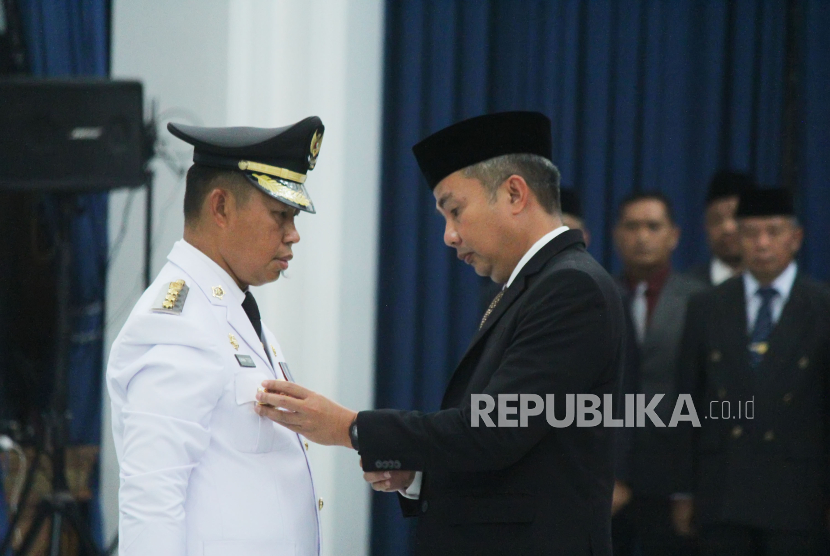 Pj Gubernur Jawa Barat (Jabar) Bey Machmudin melantik Asmawa Tosepu menjadi Penjabat (Pj) Bupati Bogor, di Aula Barat Gedung Sate, Kota Bandung, Sabtu (30/12/2023).