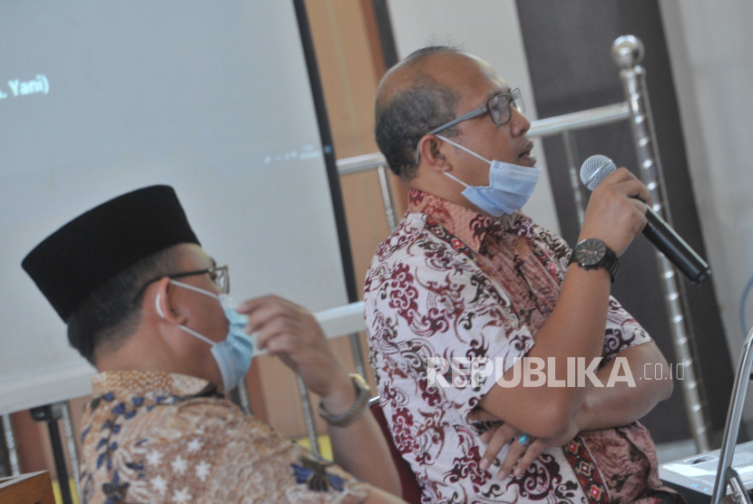 Plt Bupati Muara Enim Djuarsah (kiri) dan Sekretaris Bappeda Muara Enim Budiman (kanan) memberikan keterangan sebagai saksi pada sidang lanjutan kasus dugaan suap PUPR Muara Enim di Pengadilan Negeri Palembang, Sumatra Selatan, Senin (20/10/2020).