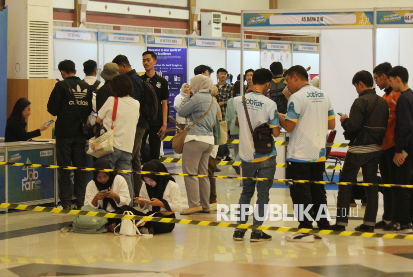 Para pencari kerja mendatangi booth lowongan kerja saat Job Fair 2025 yang digelar Dinas Ketenagakerjaan Kota Bandung, di Graha Manggala Siliwangi, Kota Bandung, Selasa (17/6/2025). Acara bursa kerja tersebut berlangsung selama dua hari hingga 18 Juni 2025. Untuk menghindari kerumunan, sistem kehadiran peserta diatur secara hybrid, menggabungkan tatap muka dan aplikasi.