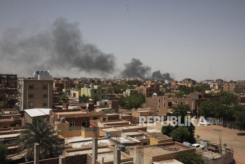 Asap terlihat di Khartoum, Sudan, Sabtu (22/4/2023). Pertempuran di ibu kota antara Tentara Sudan dan Pasukan Pendukung Cepat berlanjut setelah gencatan senjata yang ditengahi internasional gagal.