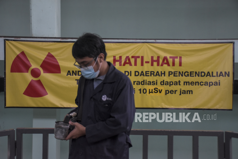 Petugas memantau radiasi gamma di area Reaktor Nuklir Triga 2000 di Kantor Badan Riset dan Inovasi Nasional (BRIN) Bandung, Kota Bandung, Jawa Barat.