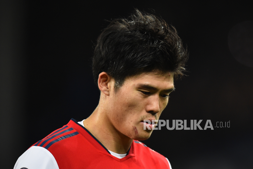 Bek Takehiro Tomiyasu dari Arsenal menderita cedera lutut dan absen hingga musim ini berakhir.