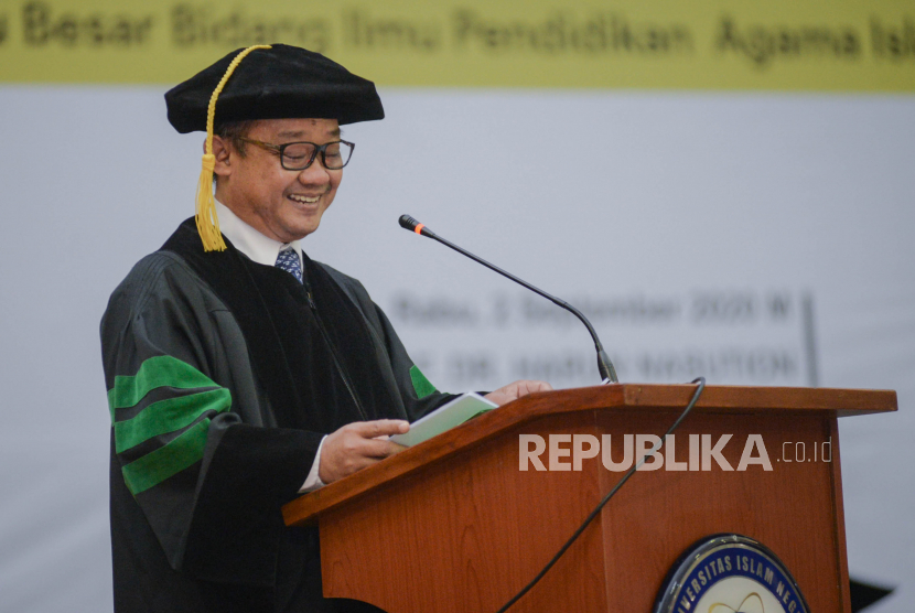 Sekretaris Umum Pimpinan Pusat Muhamadiyah Abdul Muti menyampaikan orasi ilmiah saat sidang Senat terbuka Pengukuhan Guru Besar di Auditorium Harun Nasution Universitas Islam Negeri (UIN) Syarif Hidayatullah, Jakarta, Rabu (2/9/2020). 