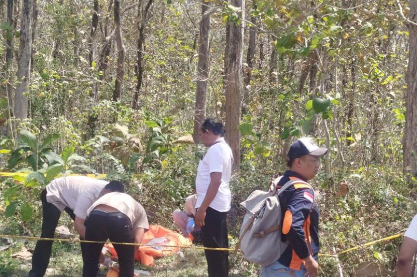 <i>Polisi tangkap terduga pelaku pembunuhan pekerja salon di Ponorogo</i>.