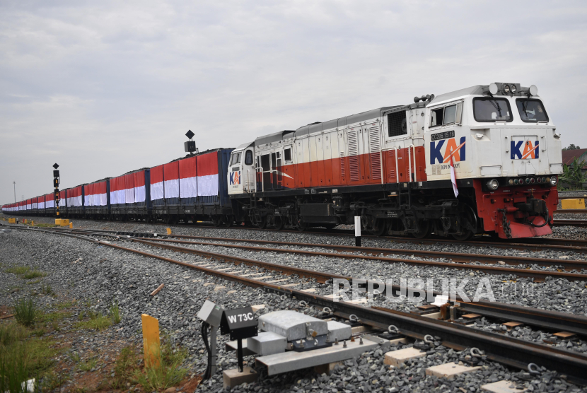 Rangkaian gerbong kereta api batu bara yang dihiasi bendera Merah Putih melintas di Stasiun Kramasan, Kertapati, Palembang, Sumatera Selatan.