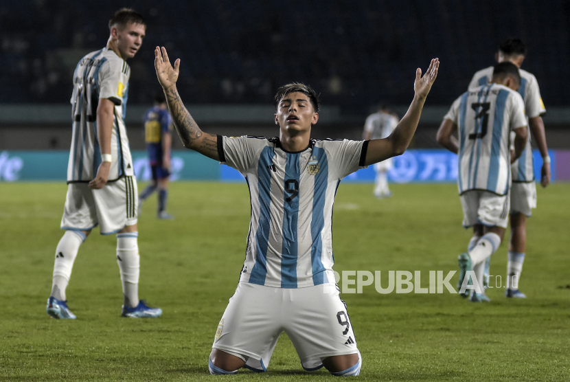 Gelandang Timnas Argentina Agustin Ruberto melakukan selebrasi usai mencetak gol di Piala Dunia U-17 2023 Indonesia. 