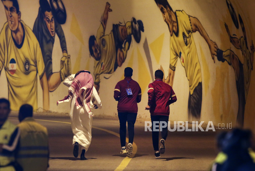 Offisial dan pemain Al-Ittihad Arab Saudi meninggalkan lapangan setelah menolak untuk bertanding melawan Sepahan di Stadion Naghsh-e Jahan, Isfahan, Iran, Senin (2/10/2023).