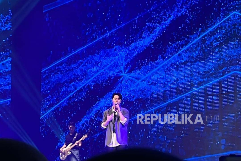 Penyanyi Young K DAY6 saat tampil di panggung Saranghaeyo Indonesia (SHI) 2024 di Beach City International Stadium, Ancol, Jakarta Utara, Sabtu (4/5/2024). 