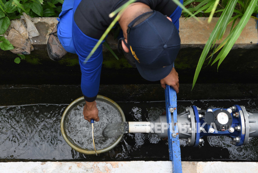 Petugas Bidang Air Beku, Air Bersih, dan Air Limbah Dinas Sumber Daya Air Provinsi DKI Jakarta memeriksa air yang telah diproses di pengolahan air limbah di Jagakarsa, Jakarta, Rabu (18/11/2020). Dinas Sumber Daya Air DKI Jakarta menyatakan tengah menyiapkan Sistem Pengelolaan Air Limbah Domestik Terpusat (SPALD-T) skala perkotaan dan permukiman di Ibu Kota dengan sistem pengolahan limbah yang terdiri dari pembangunan Instalasi Pengolahan Air Limbah (IPAL) dan jaringan perpipaan. 