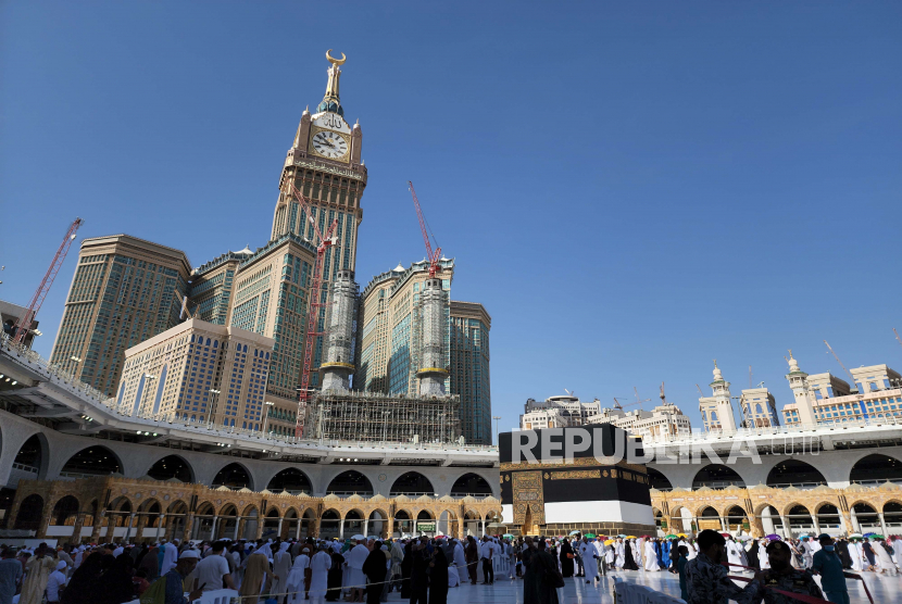 Umat Muslim melakukan Tawaf Perpisahan di sekitar Kabah di Masjidil Haram di Mekkah, Arab Saudi, 11 Juli 2022. Visa Umroh Diperpanjang Tiga Bulan untuk Semua Jamaah
