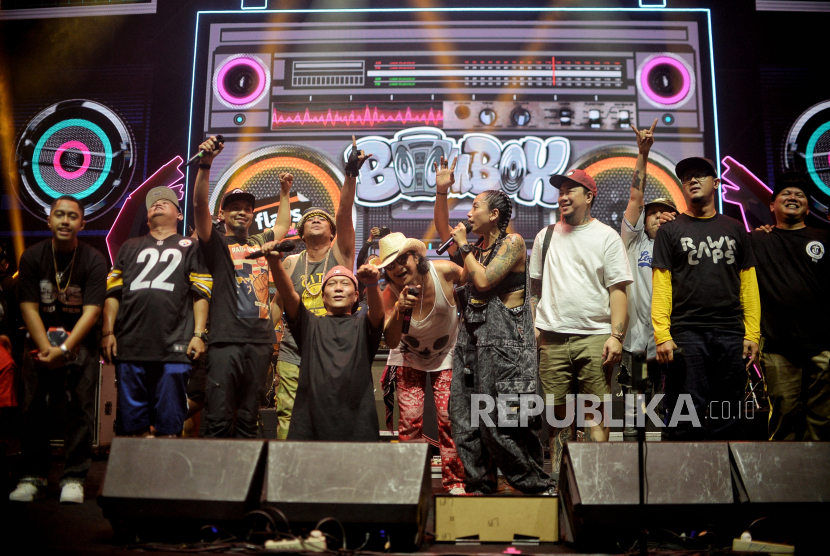 Sejumlah musisi hiphop dan musisi rock kenamaan Indonesia berkolaborasi di sesi 