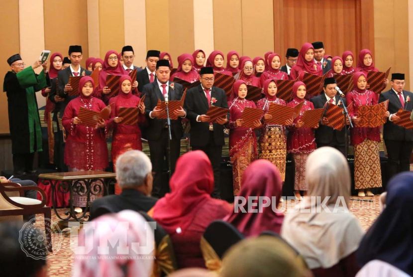 Fakultas Kedokteran dan Kesehatan Universitas Muhammadiyah Jakarta (FKK UMJ) menggelar Angkat Sumpah Dokter Angkatan 52 di Ballroom Pondok Indah Golf Course, Rabu (1/11/2023). 