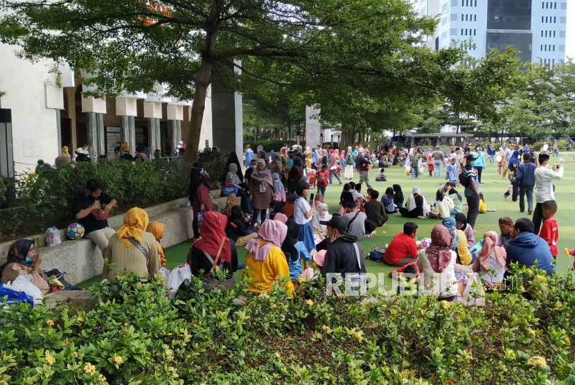 Taman Alun-alun Kota Bandung, ramai pengunjung saat suasana liburan (ilustrasi)