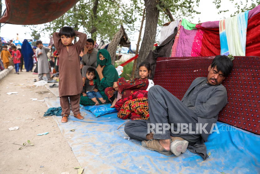  Keluarga pengungsi internal dari provinsi utara, yang melarikan diri dari rumah mereka karena pertempuran antara Taliban dan pasukan keamanan Afghanistan, berlindung di sebuah taman umum di Kabul, Afghanistan, 14 Agustus (dikeluarkan 15 Agustus). 