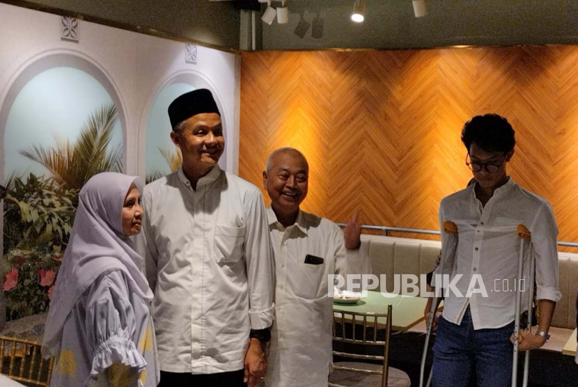 Ganjar Pranowo diajak foto oleh pengunjung ketika buka bersama di salah satu resto di Kota Solo, Jumat (21/4/2023).