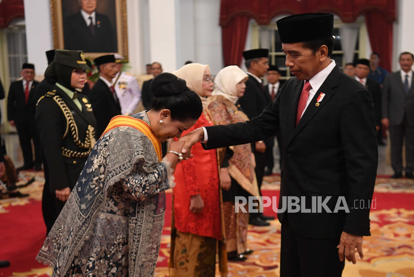 Ibu Negara Iriana (kiri)mencium tangan Presiden Joko Widodo saat upacara penganugerahan Tanda Kehormatan di Istana Negara, Jakarta, Senin (14/8/2023). 