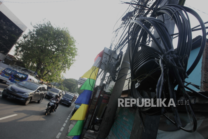 Kabel jaringan utilitas yang semrawut di Jakarta Barat, Jumat (4/8/2023). 