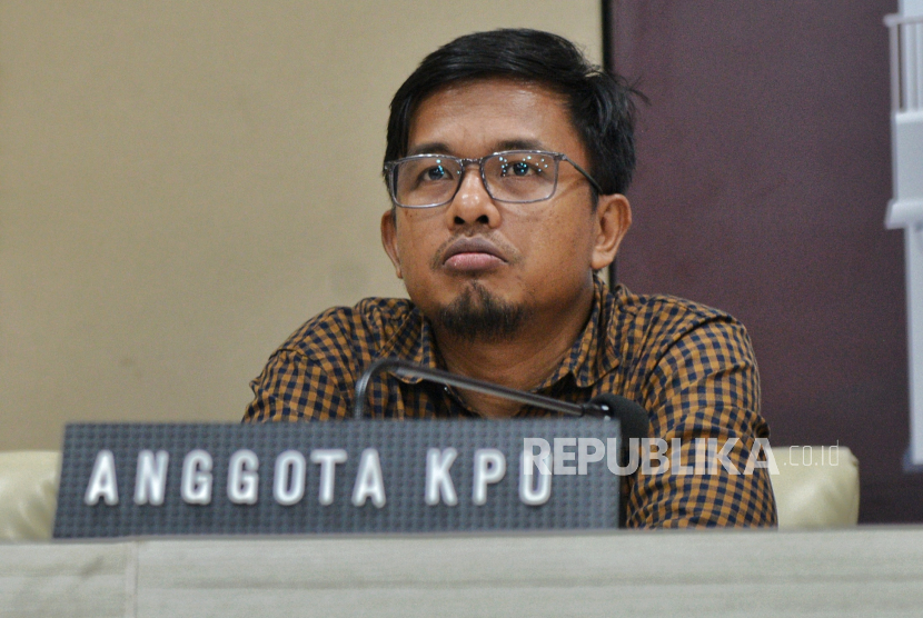 Anggota KPU Idham Holik. KPU juga belum mengerti mengenai perolehan suara PSI yang meledak di Sirekap.