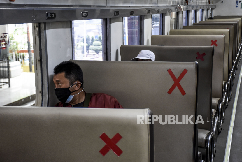 Sejumlah penumpang berada di dalam kereta rel diesel (KRD) Lokal Bandung Raya di Stasiun Kiaracondong, Kota Bandung, Kamis (23/9). PT Kereta Api Indonesia (Persero) Daop 3 Cirebon kembali mengoperasikan kereta api (KA) lokal Kaligung, mulai Senin (4/10). 