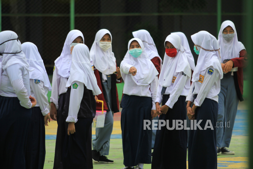 Sejumlah siswi baru mengikuti pembukaan Masa Pengenalan Lingkungan Sekolah (MPLS) di SMA Negeri 2 Indramayu, Jawa Barat, Senin (13/7/2020). Masa MPLS di sekolah tersebut dilakukan dua tahap,  yakni tahap pertama pembekalan serta pembagian kelas di sekolah dengan mengedepankan protokol kesehatan COVID-19 dan tahap kedua dilakukan secara daring selama tiga hari ke depan. 