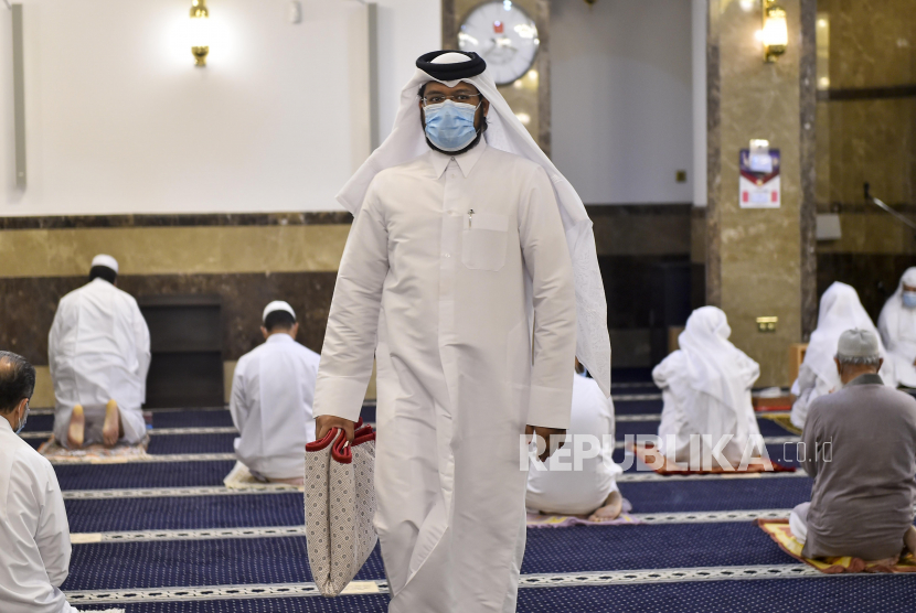 Seorang jamaah Qatar pergi setelah melakukan sholat subuh pertama di sebuah masjid setelah dibuka kembali di Doha, Qatar, 15 Juni 2020. Qatar pada 15 Juni membuka kembali masjid setelah tiga bulan penutupan sebagai bagian dari upaya untuk memperlambat penyebaran coronavirus dan COVID- 19 pandemi penyakit