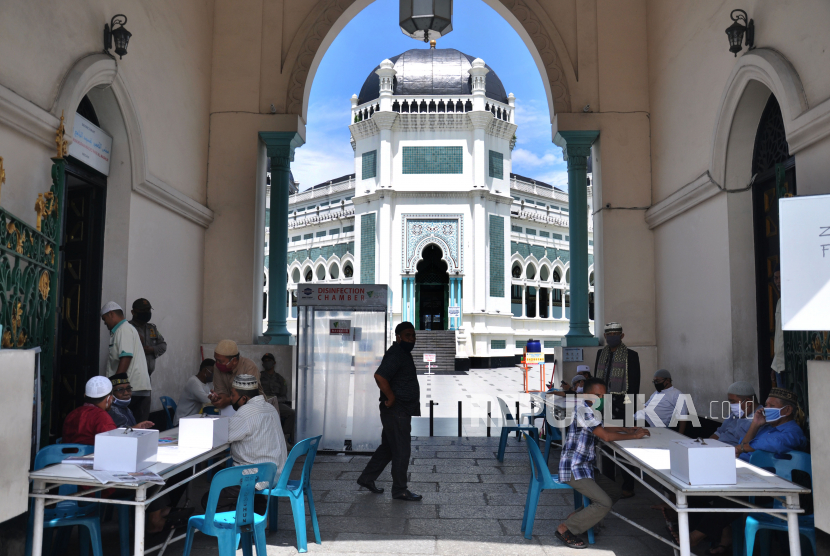 Pemkot Medan tidak Tutup Tempat Ibadah Selama PPKM Darurat. Masjid Raya Al Mashun Medan, Sumatra Utara.