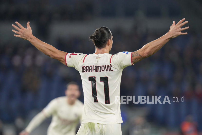Pemain AC Milan Zlatan Ibrahimovic merayakan setelah mencetak gol pembuka timnya selama pertandingan sepak bola Seri A antara Roma dan AC Milan di stadion Olimpiade Roma, di Roma, beberapa waktu lalu.