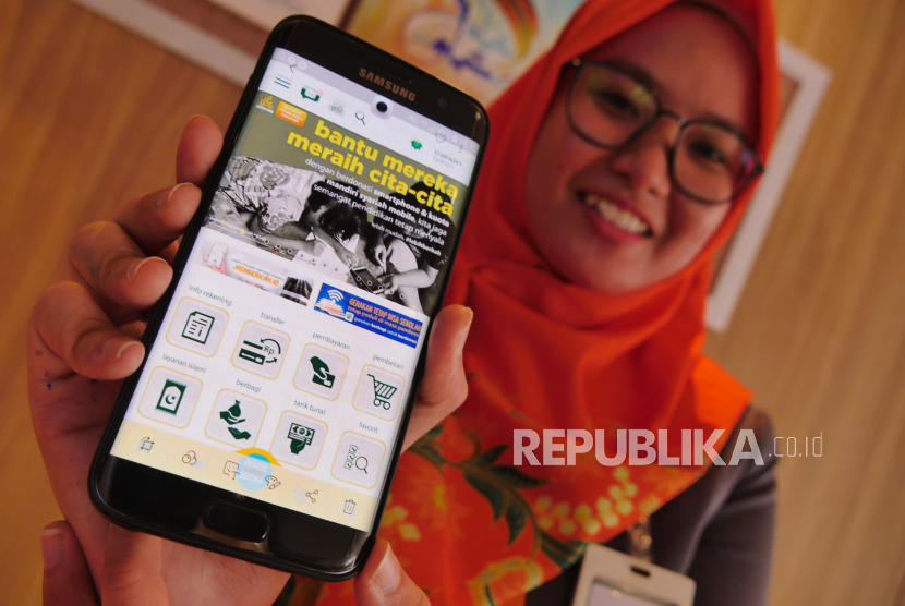 Pegawai Mandiri Syariah tengah menunjukkan fitur wakaf sukuk CWLS Aceh pada dashboard aplikasi Mandiri Syariah Mobile,  di Jakarta, Senin (31/8). BSM  meluncurkan Cash Waqf Linked Sukuk (CWLS) atau sukuk wakaf untuk pengembangan ekonomi Aceh. Sukuk wakaf merupakan investasi dana wakaf uang selamanya atau temporer (berjangka) melalui sukuk negara yang dikeluarkan Kementerian Keuangan RI untuk pemberdayaan ekonomi rakyat. 
