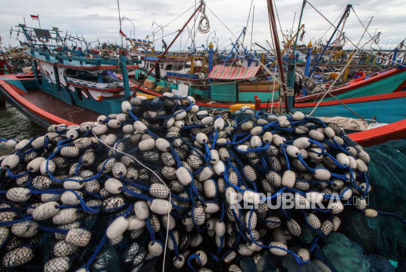 Meteorologi Klimatologi dan Geofisika (BMKG) mengimbau nelayan di selatan Banten waspada gelombang tinggi mencapai empat meter untuk menghindari kecelakaan laut.