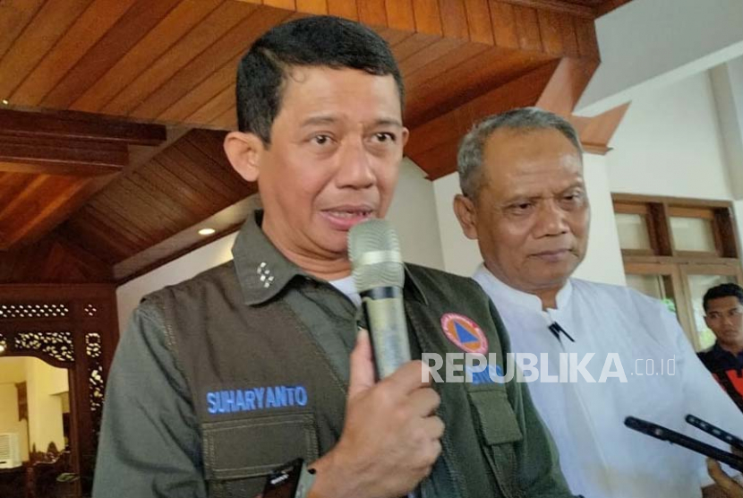 Kepala BNPB Letjen TNI Suharyanto menyerahkan bantuan paket logistik kepada warga terdampak banjir di Kelurahan Gandekan, Jebres, Solo, Sabtu (18/2/2023).