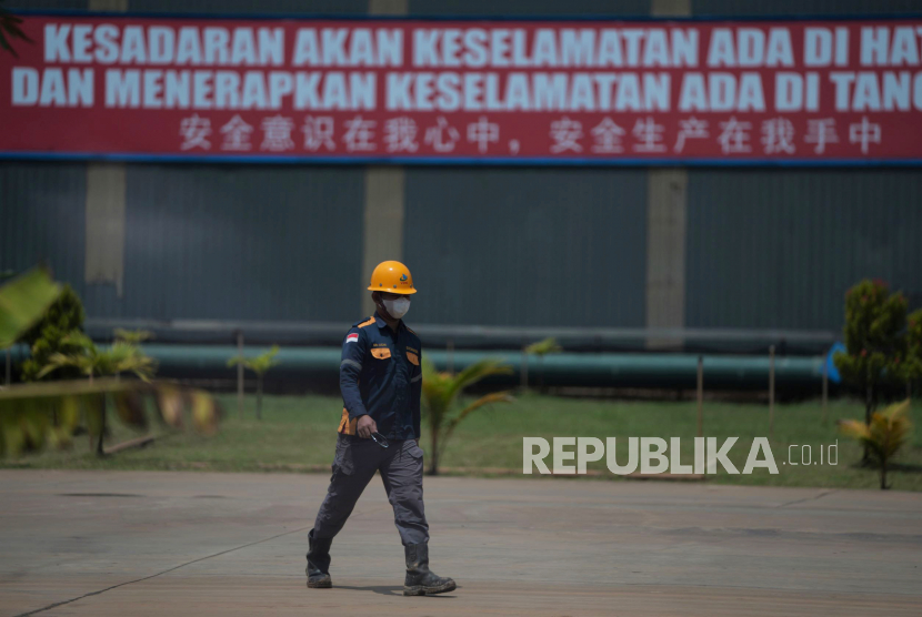 Seorang karyawan berjalan di areal pabrik salah satu perusahaan smelter nikel di Kecamatan Morosi, Konawe, Sulawesi Tenggara, Sabtu (26/11/2022). 
