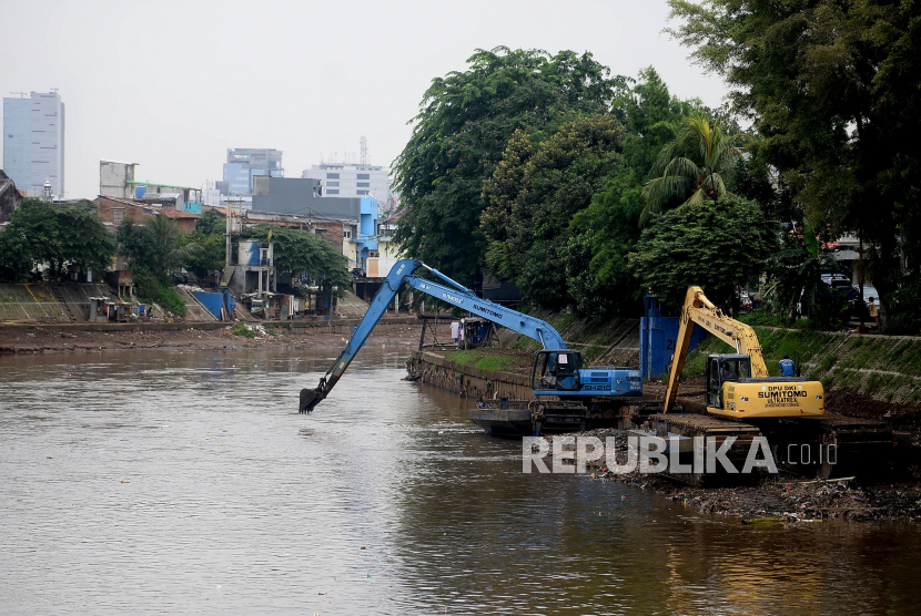 Pekerja dengan alat berat mengeruk endapan sampah bercampur lumpur di aliran Sungai Ciliwung di Kampung Melayu, Jakarta Timur, Rabu (17/2). 