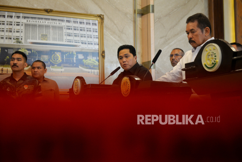 Jaksa Agung Sanitar Burhanuddin (kanan) bersama Menteri BUMN Erick Thohir (kiri) menyampaikan keterangan dalam konferensi pers di Gedung Kejaksaan Agung RI, Jakart, Selasa (3/10/2023). Konferensi pers tersebut dalam rangka menyampaikan keterangan terkait penyerahan hasil audit dana pensiun BUMN yang bermasalah untuk ditindaklanjuti oleh Kejaksaan Agung RI. Dari 48 dana pensiun BUMN yang diaudit, terdapat 4 dana pensiun yang bermasalah dengan total dugaan kerugian negara mencapai Rp300 miliar. Erick mengungkapkan hampir 70 persen dana pensiun yang dikelola oleh BUMN berada dalam kondisi yang tidak sehat.