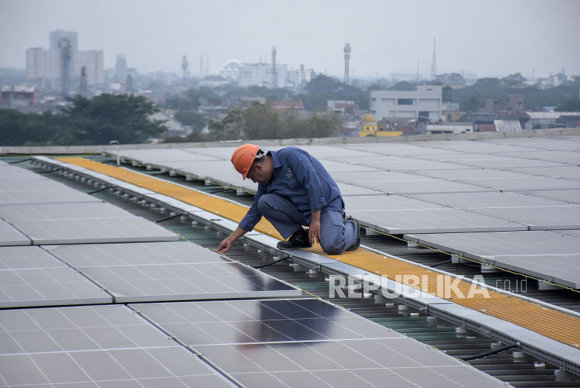 Petugas memeriksa panel surya di atap Trans Studio Mall Bandung, Bandung, Jawa Barat, Selasa (28/11/2023). 