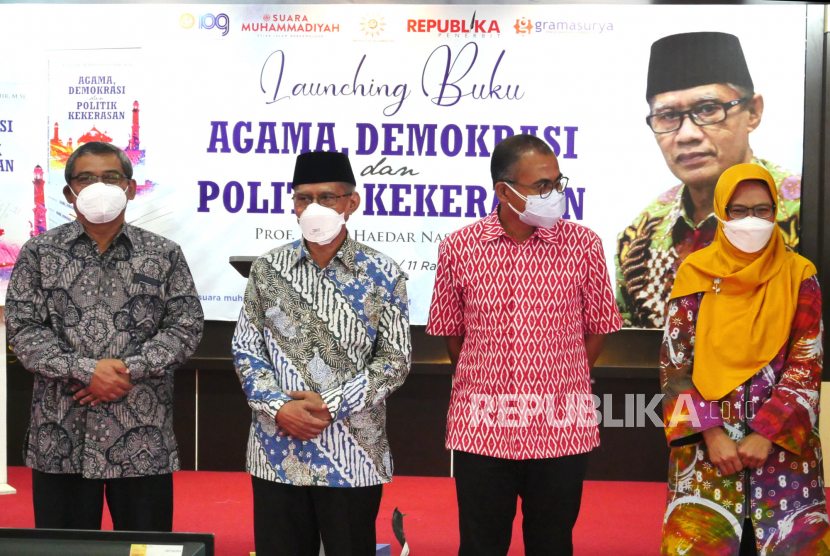 Ketua Umum PP Muhammadiyah Haedar Nashir (kedua kiri) bersama Ketua Umum PP Aisyiyah Siti Noordjannah Djohantini, Pemred Republika Irfan Junaidi, dan Rektor UAD Muchlas Arkanuddin (dari kanan) berfoto usai peluncuran buku Agama, Demokrasi, dan Politik Kekerasan di Gedung PP Muhammadiyah, Yogyakarta, Selasa (16/11). Buku ini merupakan karya dari Ketua Umum PP Muhammadiyah Haedar Nashir yang diterbitkan oleh Suara Muhammadiyah yang bekerjasama dengan Penerbit Republika.