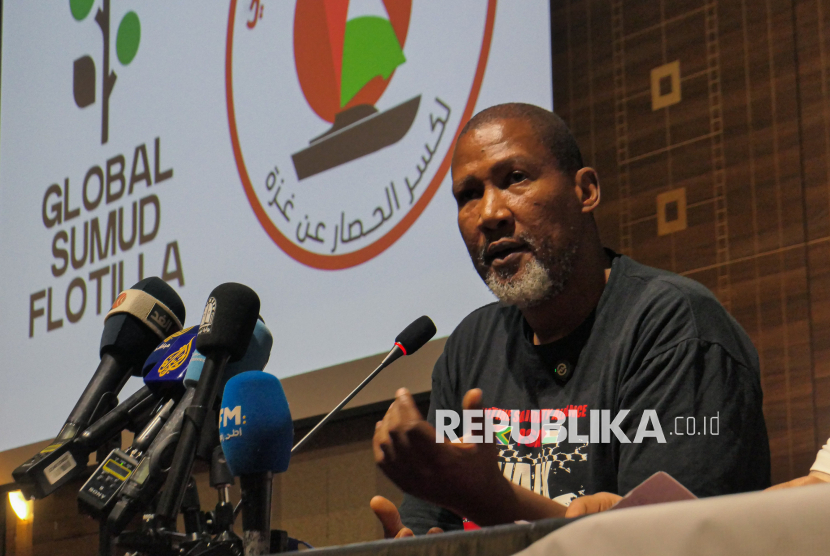 Mandla Mandela, cucu dari Presiden Afrika Selatan Nelson Mandela, menyampaikan keterangan pers terkait misi kemanusiaan untuk Gaza yang terbagung dalam gerakan Global Sumud Flotilla di Tunisia, Jumat (5/9/2025). Dalam keterangannya, Mandla Mandela akan bergabung dengan para relawan dari berbagai negara untuk mengikuti misi kemanusiaan membuka blokade Gaza.