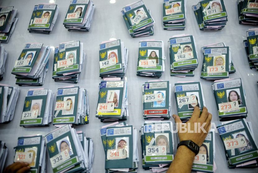 Petugas mengecek paspor milik calon jamaah saat pemeriksaan dokumen di Asrama Haji Pondok Gede, Jakarta, bebedapa waktu (ilustrasi). 