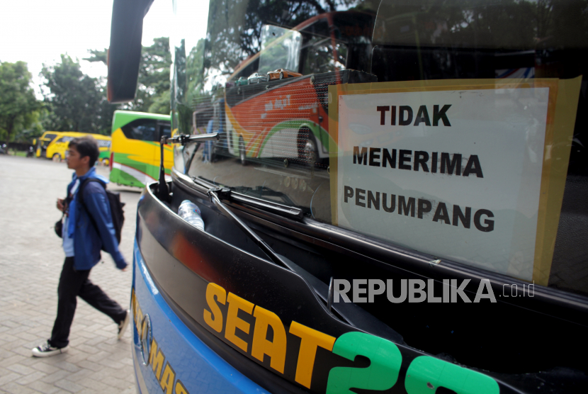 Ilustrasi bus tidak menerima penumpang. Sebanyak 26 orang kuli bangunan terjaring patroli tim gabungan Kecamatan Pasar Minggu, Jakarta Selatan, Ahad (17/5).