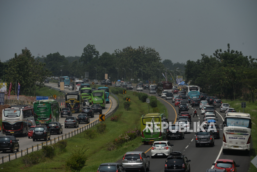 Arus lalu lintas kendaraan di ruas Tol Cipali kilometer (KM) 80 arah Palimanan, Jawa Barat, Rabu (19/4/2023). 