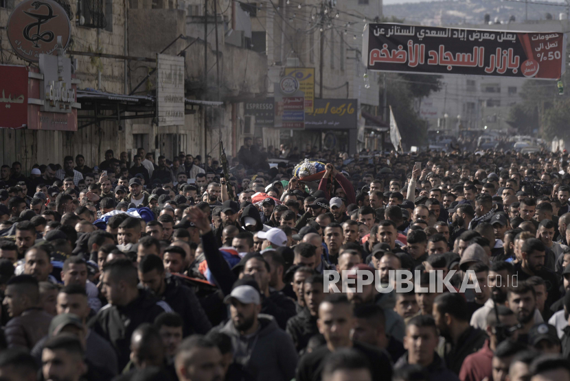 Para pelayat membawa jenazah delapan warga Palestina saat akan dilakukan pemakaman di kota Jenin, Tepi Barat, Kamis, (26/1/2023).