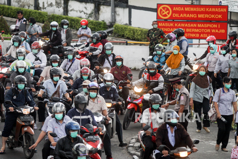 Buruh keluar dari pabrik di kawasan Aloha, Gedangan, Sidoarjo, Jawa Timur. Pemkab Sidoarjo menerima sebanyak 487 pengaduan masalah THR selama Ramadhan.