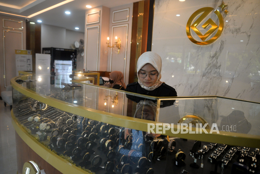 Karyawan menunjukkan perhiasan emas yang dijual di Galeri 24 Pegadaian, Jakarta, Selasa (19/7/2022). PT Pegadaian (Persero) mencatat kinerja positif pada 2022 dengan mencetak laba bersih sebesar Rp 3,29 Triliun.