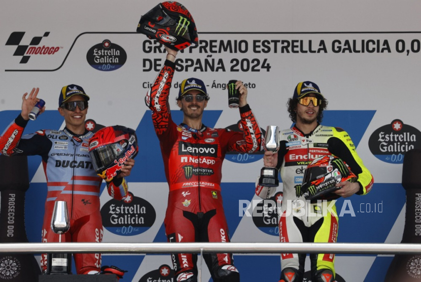 Pembalap MotoGP Italia Francesco Bagnaia (tengah) (Tim Ducati Lenovo) pertama dan pemenang, pebalap Spanyol Marc Marquez (Kiri) (Gresini Racing MotoGP), kedua, dan pebalap Italia Marco Bezzecchi (kanan) (Pertamina Enduro VR46 Racing Team), ketiga , merayakan di podium usai Grand Prix Sepeda Motor Spanyol di sirkuit Jerez-Angel Nieto di Jerez de la Frontera (Cadiz), Spanyol, Ahad (28/4/2024).