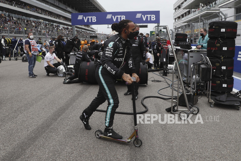 Pembalap Formula Satu Inggris Lewis Hamilton dari Mercedes-AMG Petronas tiba di grid sebelum Grand Prix Formula Satu 2021 Rusia di trek balap Sochi Autodrom di Sochi, Rusia,  Ahad (26/9/2021).